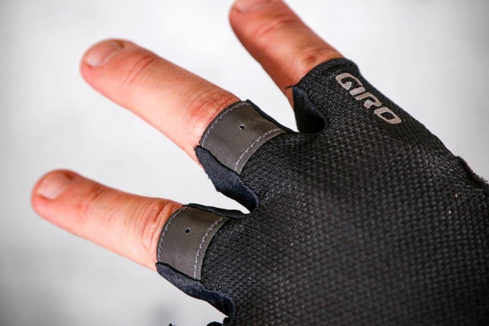 2022 Giro Supernatural Road Cycling Mitt - finger detail.jpg