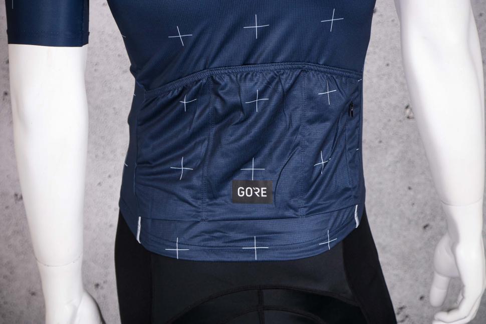 2022 Gore Daily Jersey Mens - pockets.jpg