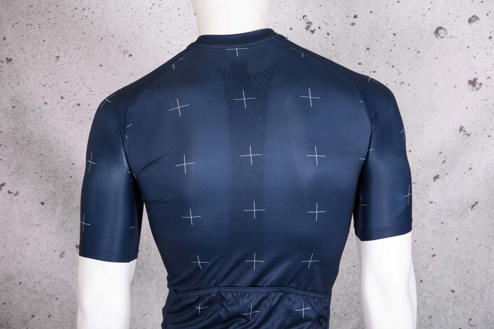 2022 Gore Daily Jersey Mens - shoulders.jpg