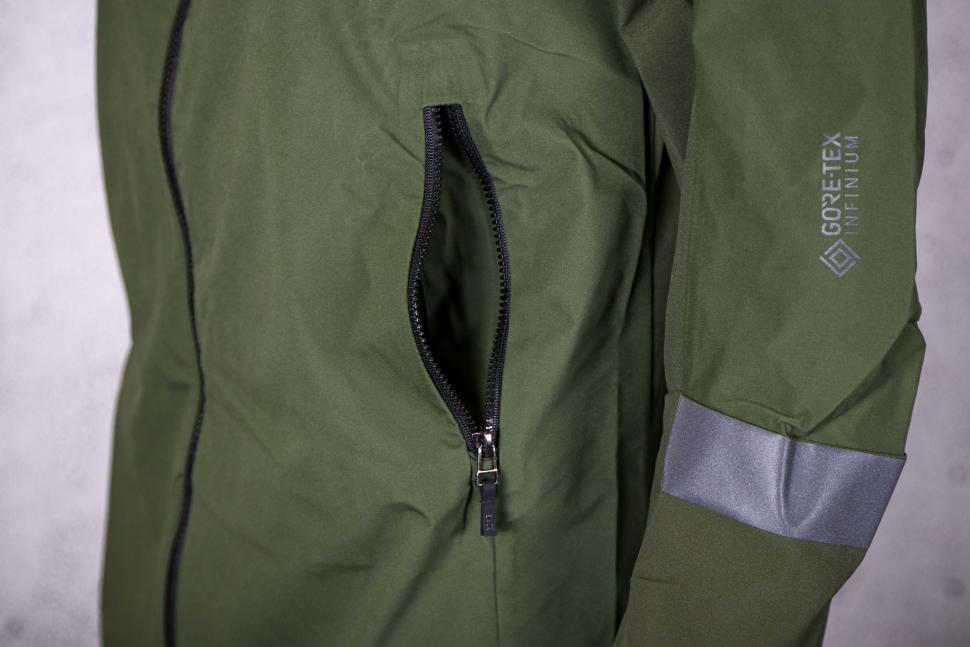 2022 Gore Lupra Jacket Womens - pocket.jpg