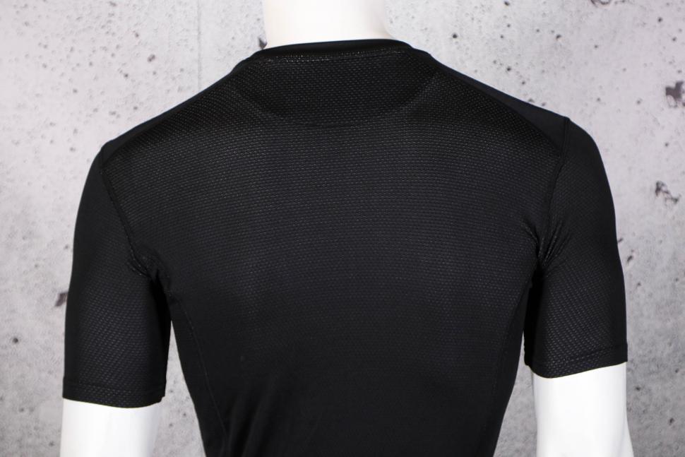 2022 GripGrab WindBreaking Thermal Short Sleeve Base Layer - shoulders.jpg
