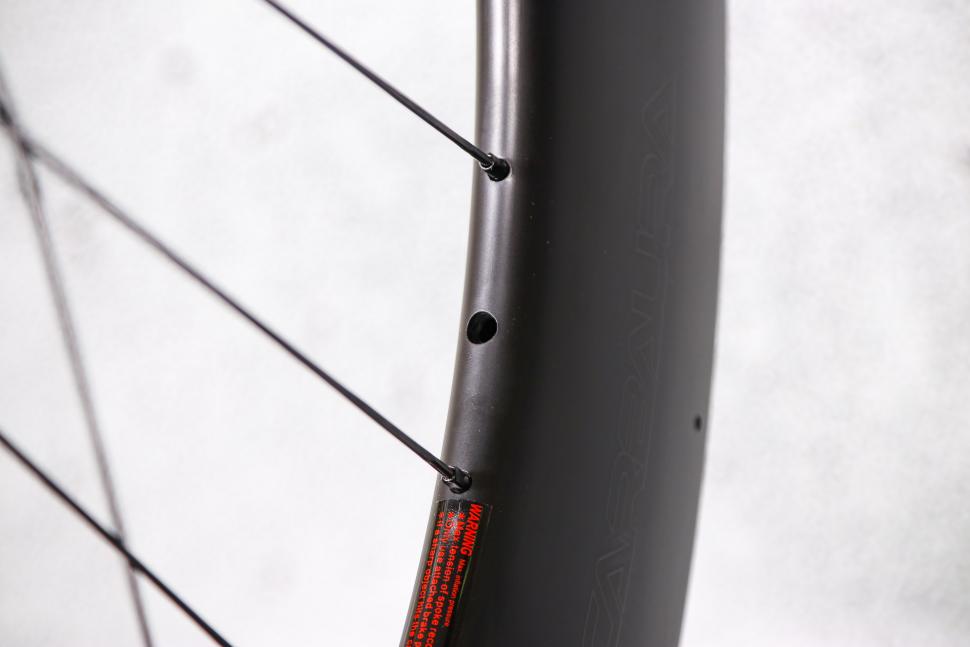 2022 Halo Carbaura RCD 80mm Wheelset - valve hole.jpg