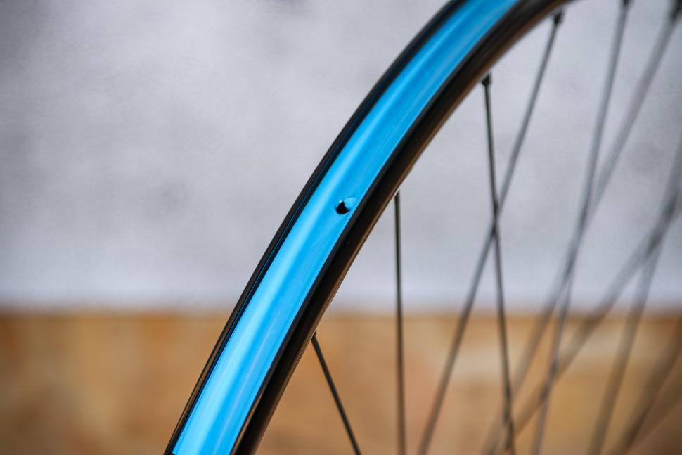 2022 Halo White Line Disc 700c Dyno Wheelset - rim bed.jpg