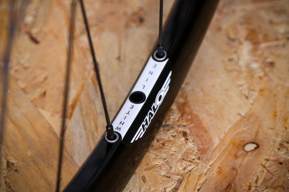 2022 Halo White Line Disc 700c Dyno Wheelset - valve hole.jpg