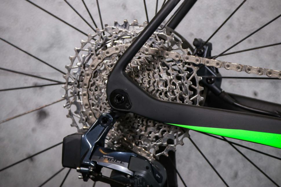 2022 Handsling CEXevo SRAM Force AXS - rear dropout.jpg