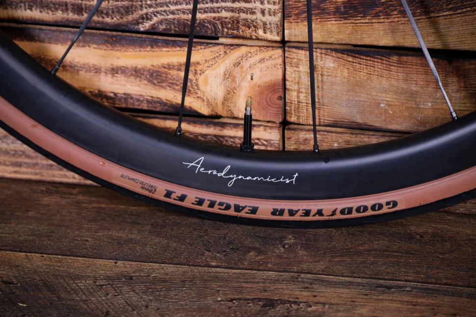 2022 Hunt 32 Aerodynamicist UD Carbon Spoke - rim detail 2.jpg