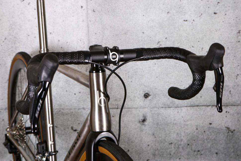 2022 J Guillem Major Shimano 105 Di2 - bars 1.jpg