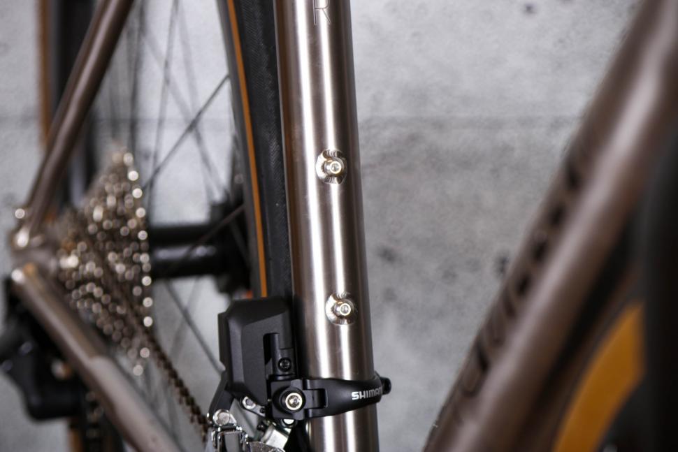 2022 J Guillem Major Shimano 105 Di2 - bosses 1.jpg