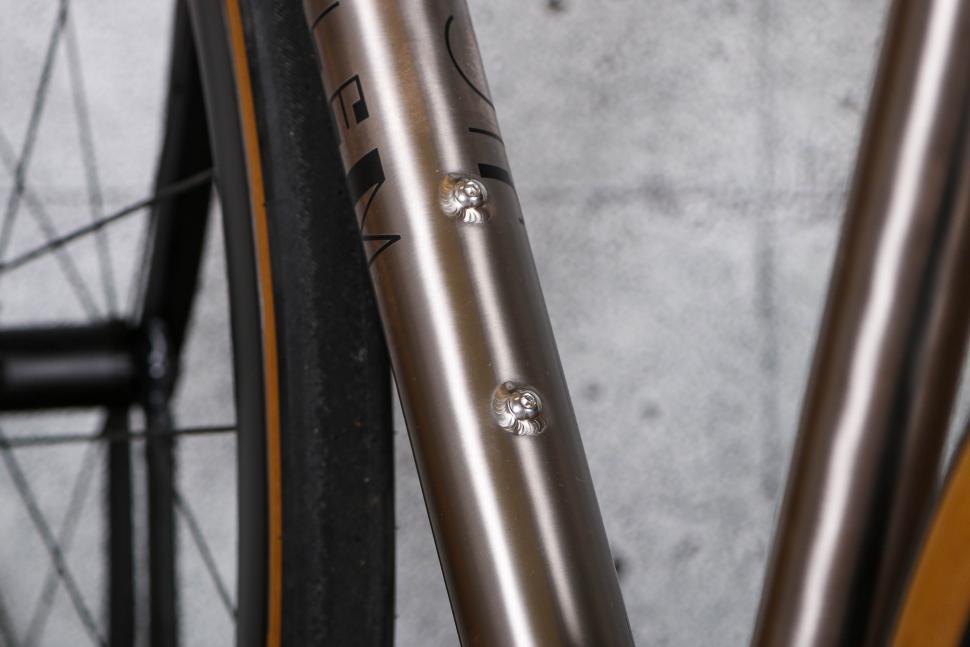 2022 J Guillem Major Shimano 105 Di2 - bosses 2.jpg