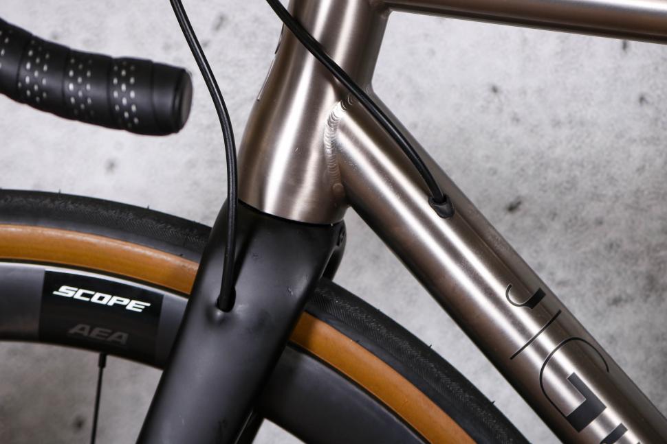 2022 J Guillem Major Shimano 105 Di2 - cable routing detail 1.jpg