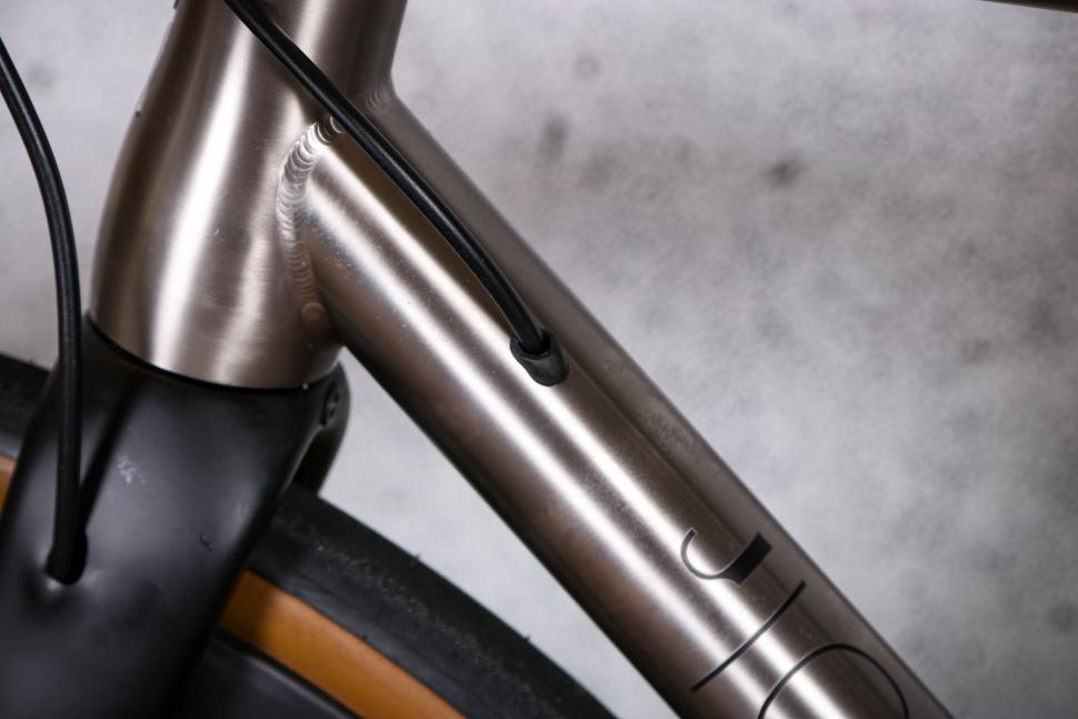 2022 J Guillem Major Shimano 105 Di2 - cable routing detail 3.jpg