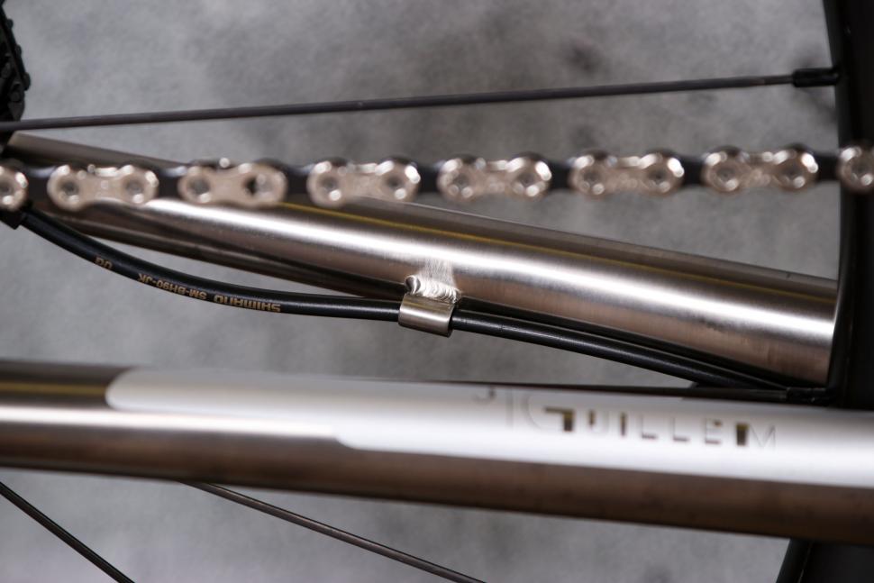 2022 J Guillem Major Shimano 105 Di2 - chain stay cable routing.jpg