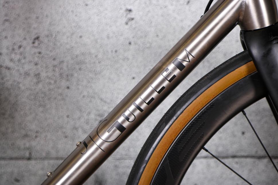 2022 J Guillem Major Shimano 105 Di2 - down tube.jpg