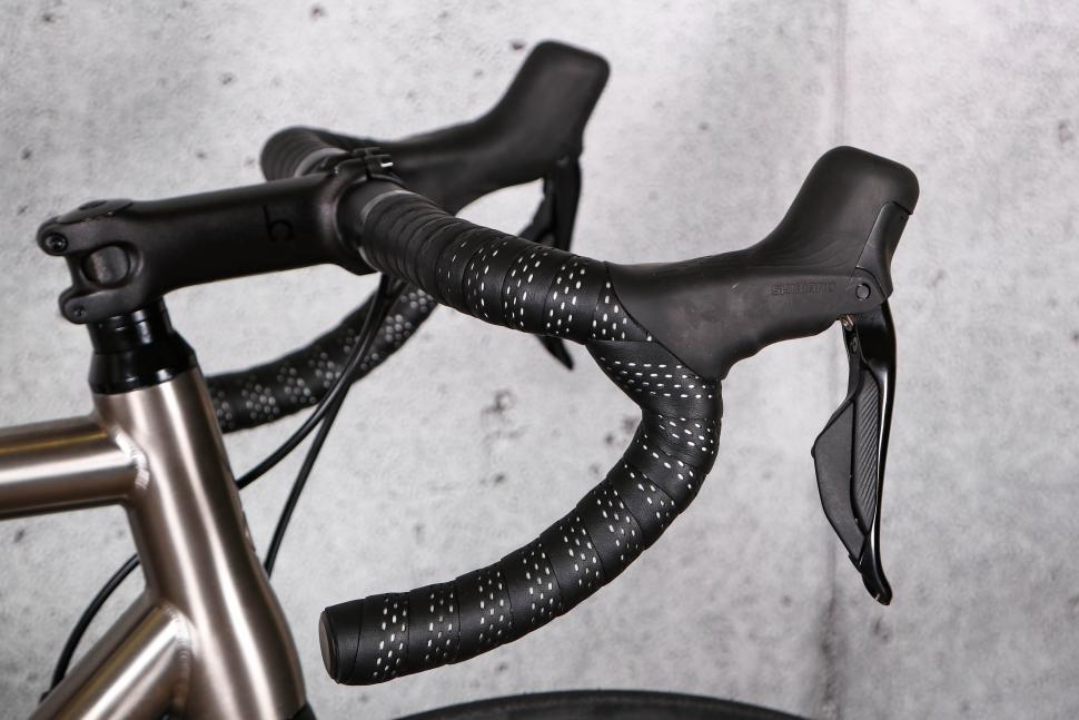 2022 J Guillem Major Shimano 105 Di2 - drop bar.jpg