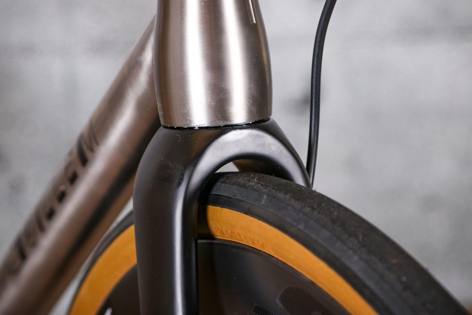 2022 J Guillem Major Shimano 105 Di2 - fork clearance.jpg