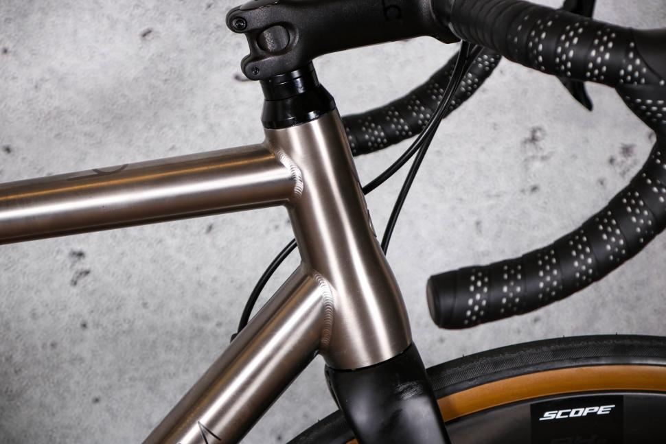 2022 J Guillem Major Shimano 105 Di2 - head tube.jpg