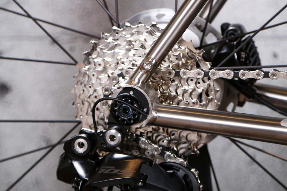 2022 J Guillem Major Shimano 105 Di2 - rear drop out.jpg