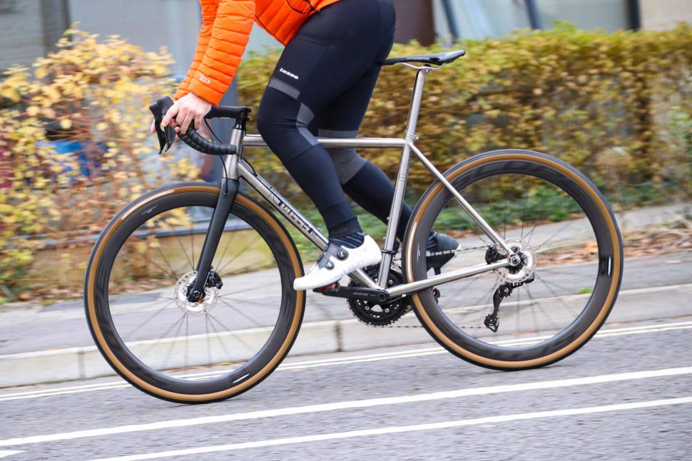 2022 J Guillem Major Shimano 105 Di2 - riding 2.jpg