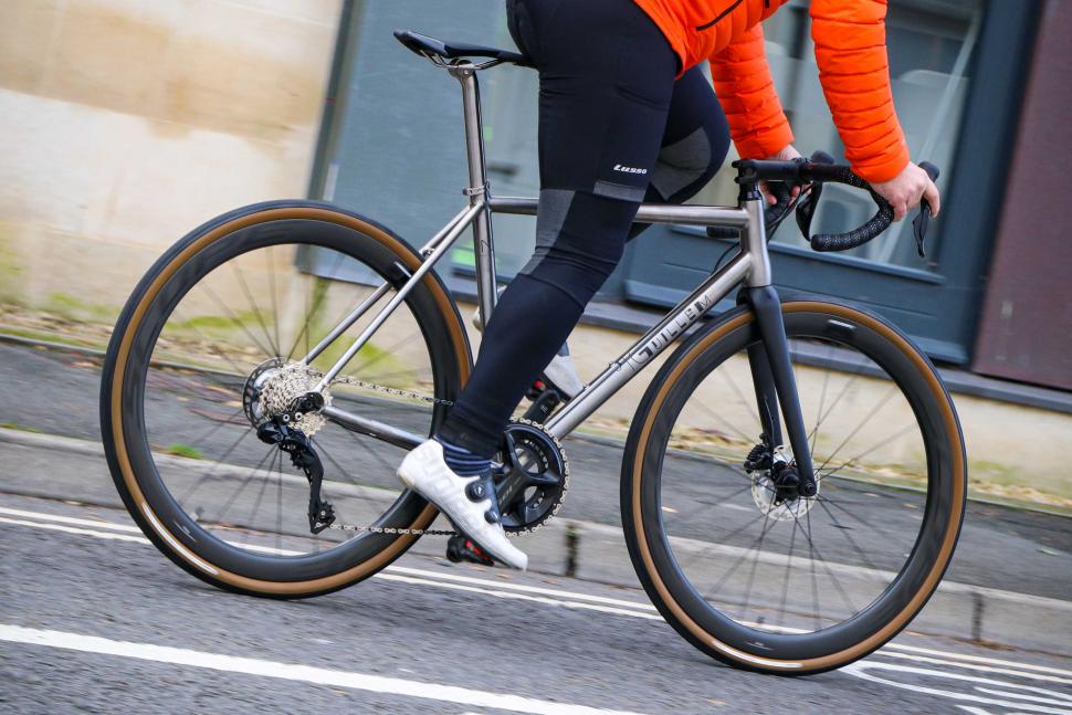 2022 J Guillem Major Shimano 105 Di2 - riding 3.jpg