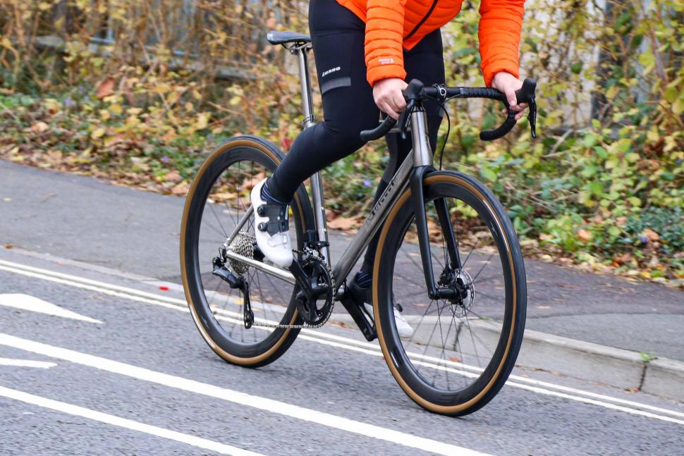 2022 J Guillem Major Shimano 105 Di2 - riding 4.jpg