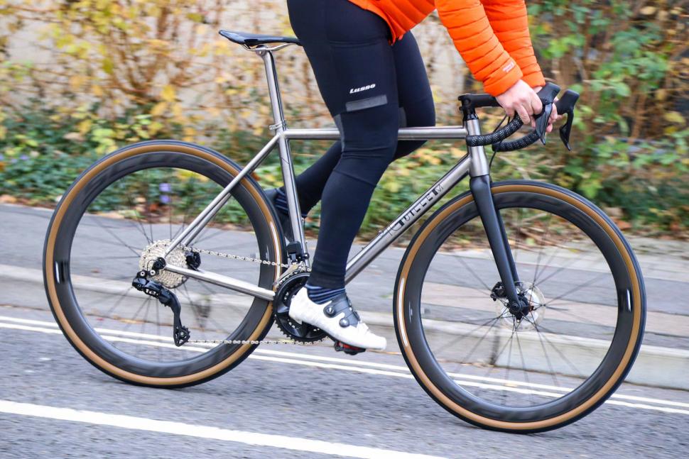 2022 J Guillem Major Shimano 105 Di2 - riding 5.jpg