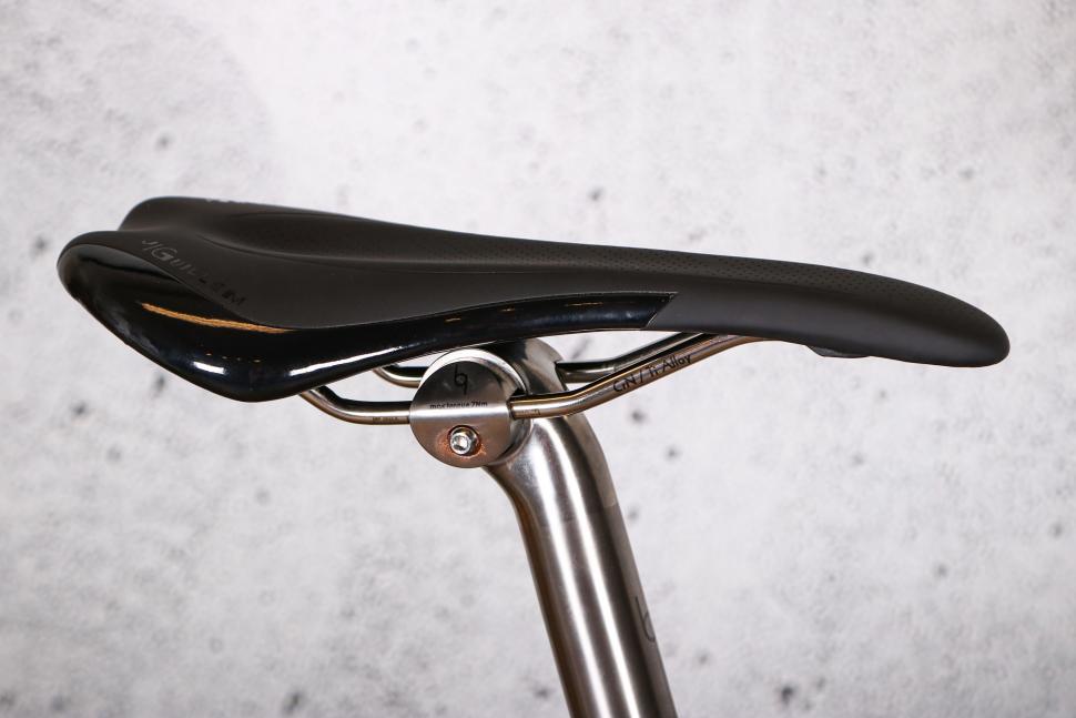 2022 J Guillem Major Shimano 105 Di2 - saddle.jpg