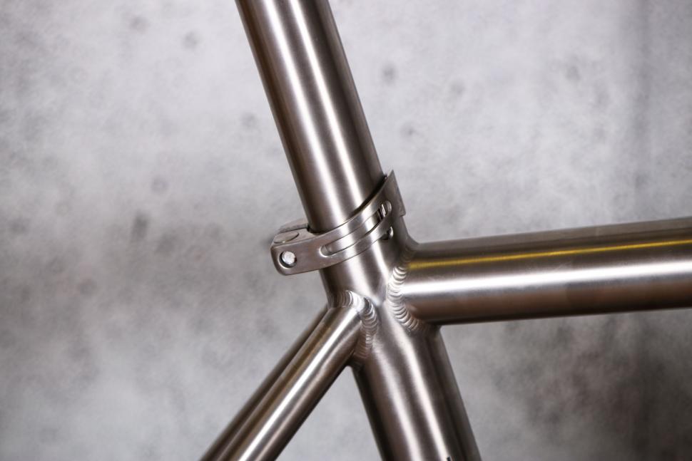2022 J Guillem Major Shimano 105 Di2 - seat post collar.jpg