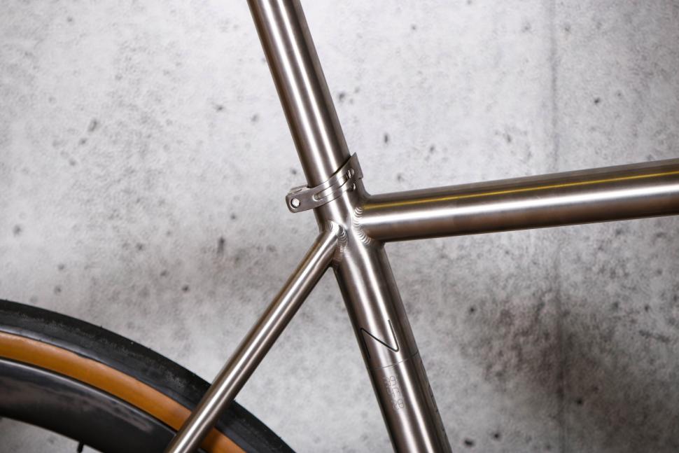 2022 J Guillem Major Shimano 105 Di2 - seat tube junction.jpg