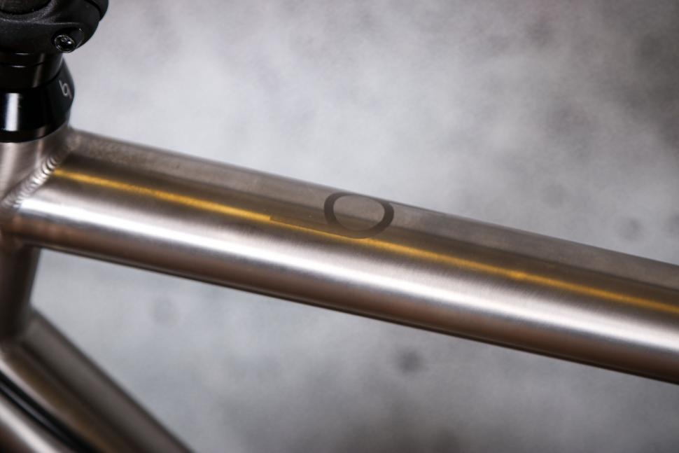 2022 J Guillem Major Shimano 105 Di2 - top tube detail.jpg