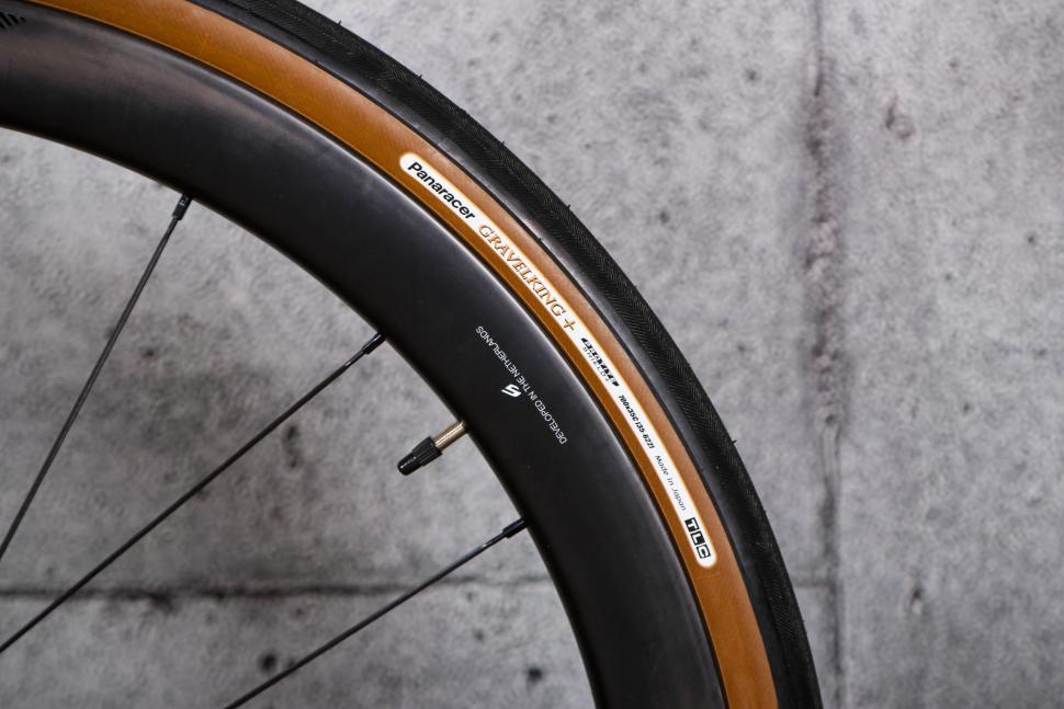 2022 J Guillem Major Shimano 105 Di2 - tyre.jpg