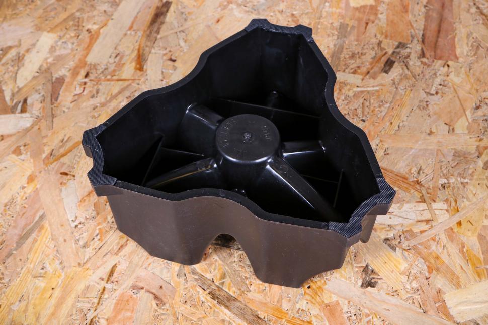 2022 KOM Cycling Indoor Trainer Block - underside.jpg