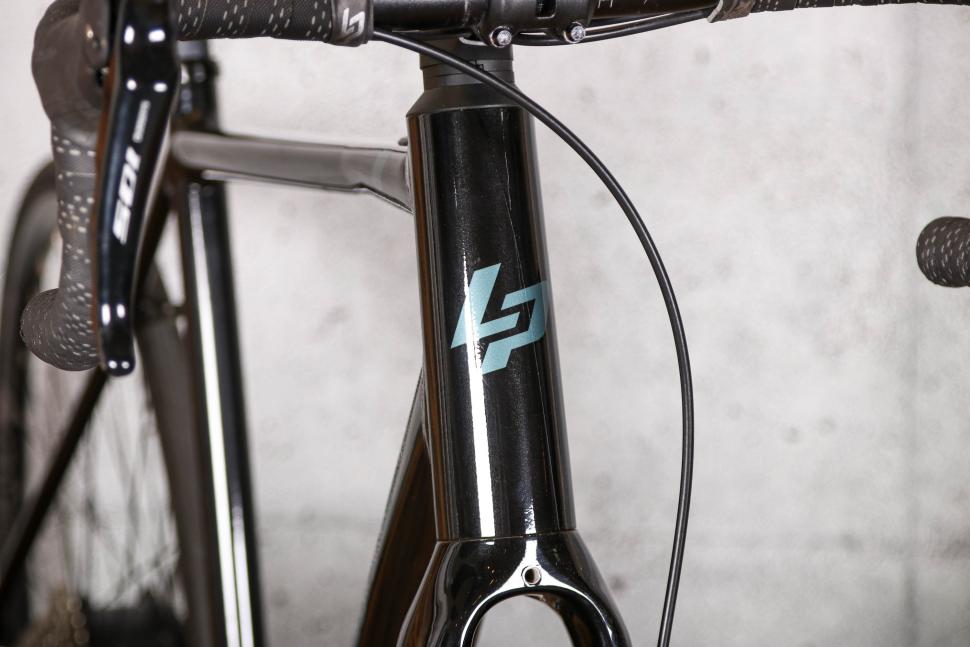 2022 Lapierre e-Sensium 5.2 - head tube badge.jpg