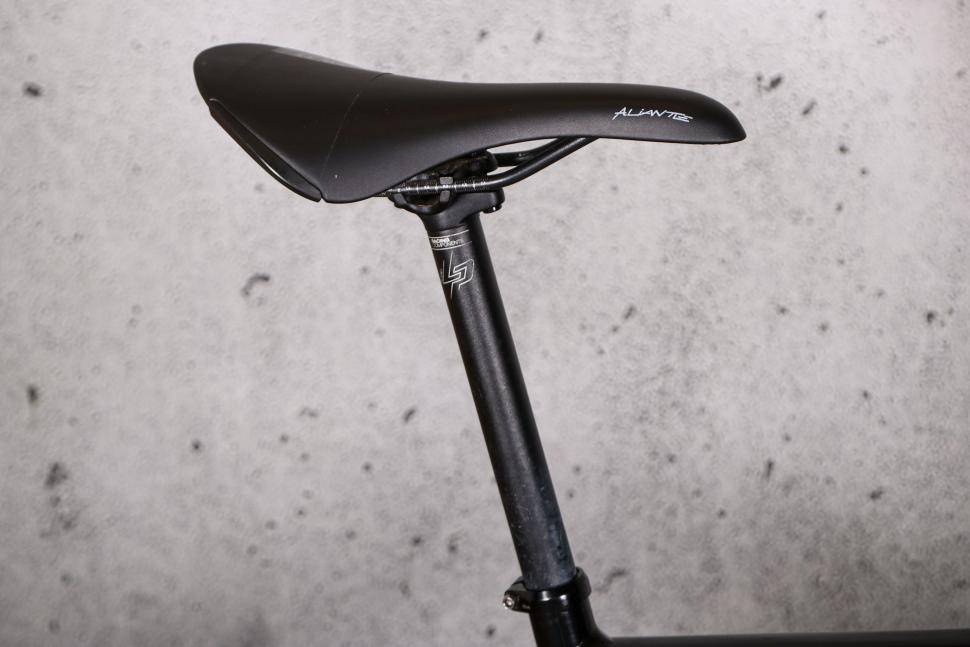 2022 Lapierre e-Sensium 5.2 - saddle and post.jpg