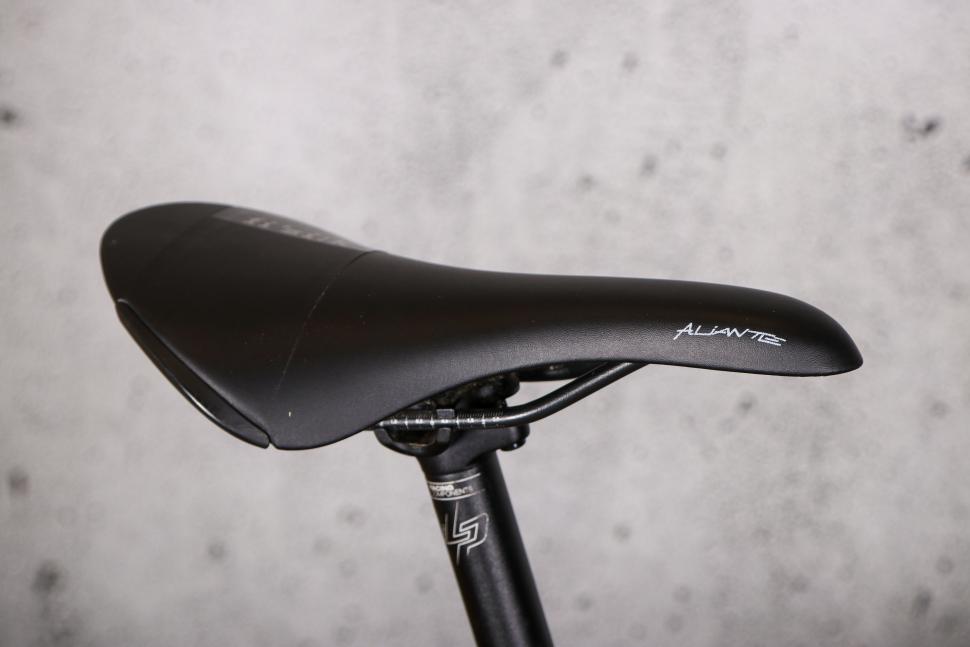 2022 Lapierre e-Sensium 5.2 - saddle.jpg