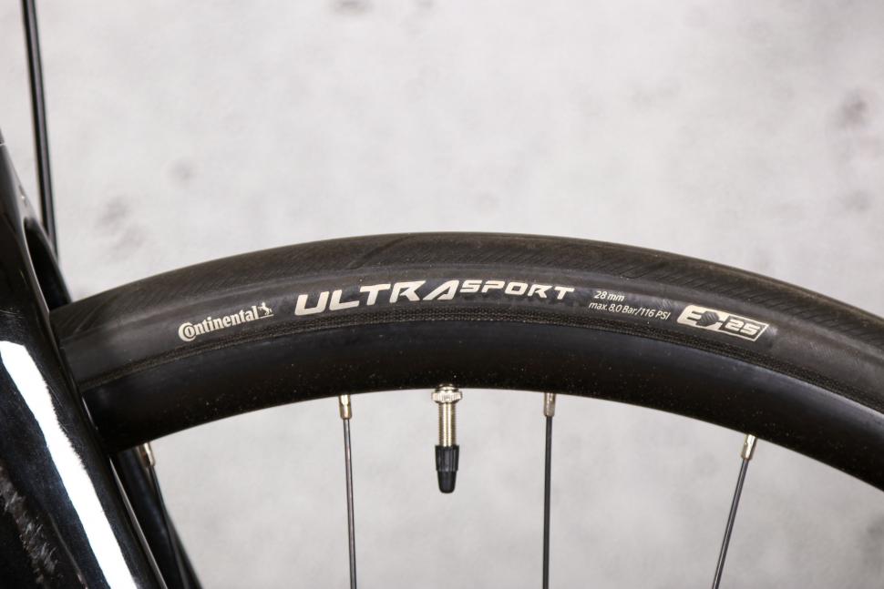2022 Lapierre e-Sensium 5.2 - tyre.jpg