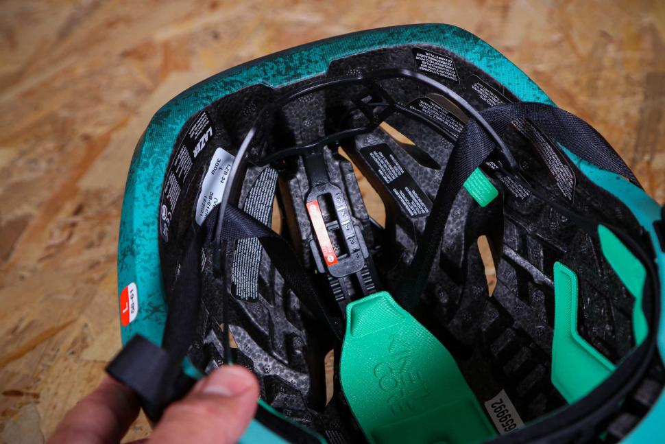 2022 Lazer Vento KinetiCore helmet - inside 2.jpg
