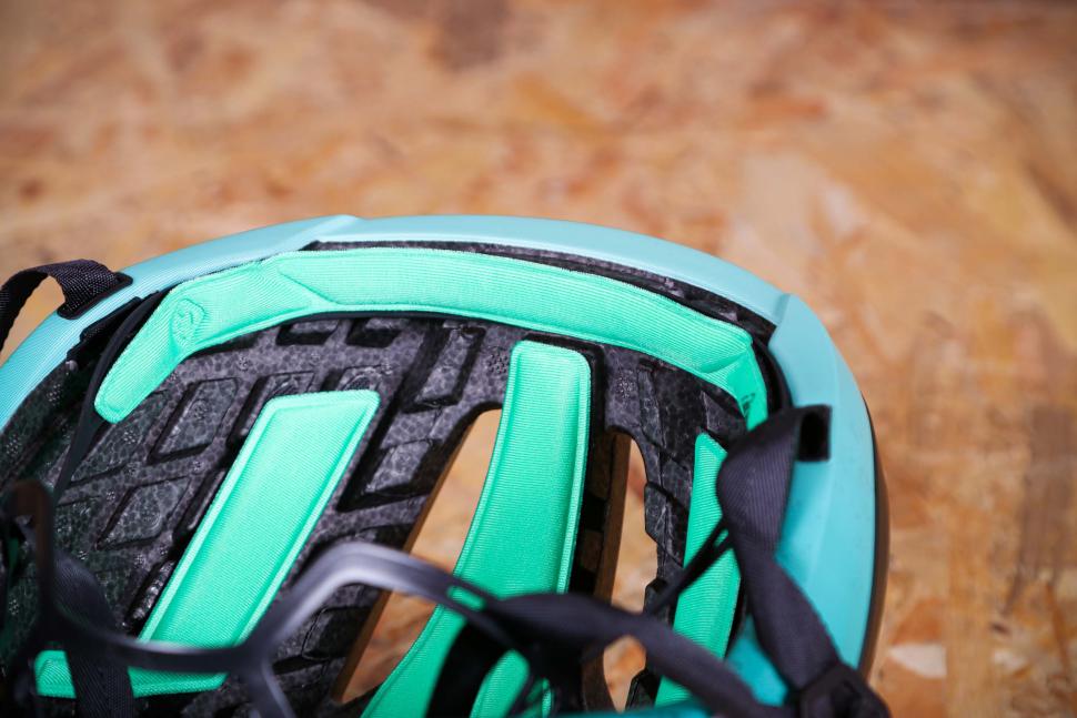 2022 Lazer Vento KinetiCore helmet - inside padding.jpg
