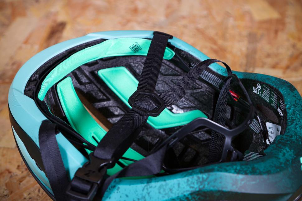 2022 Lazer Vento KinetiCore helmet - strap 2.jpg