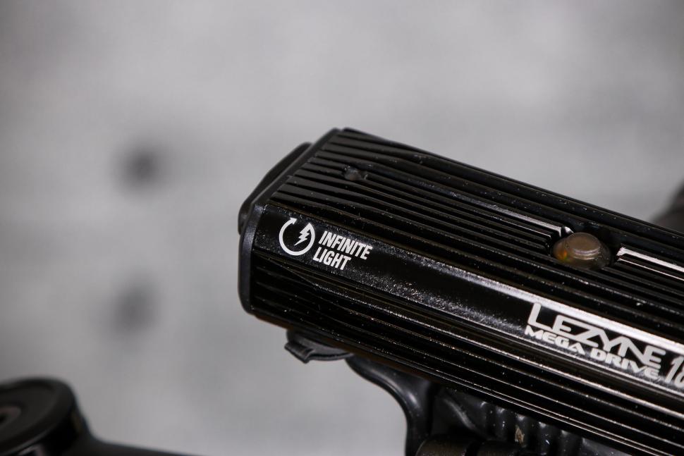 2022 Lezyne Mega Drive 1800i front light - infinite light logo.jpg