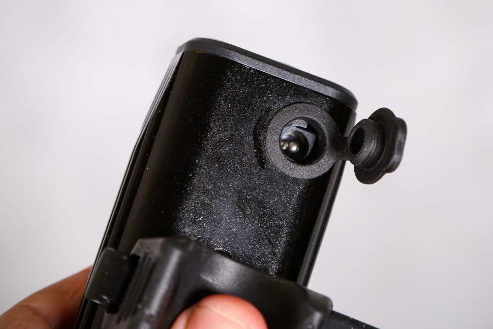 2022 Lezyne Mega Drive 1800i front light - underside port.jpg
