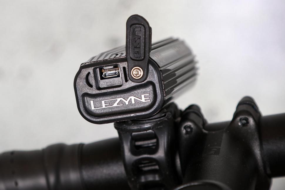 2022 Lezyne Mega Drive 1800i front light - USB port.jpg