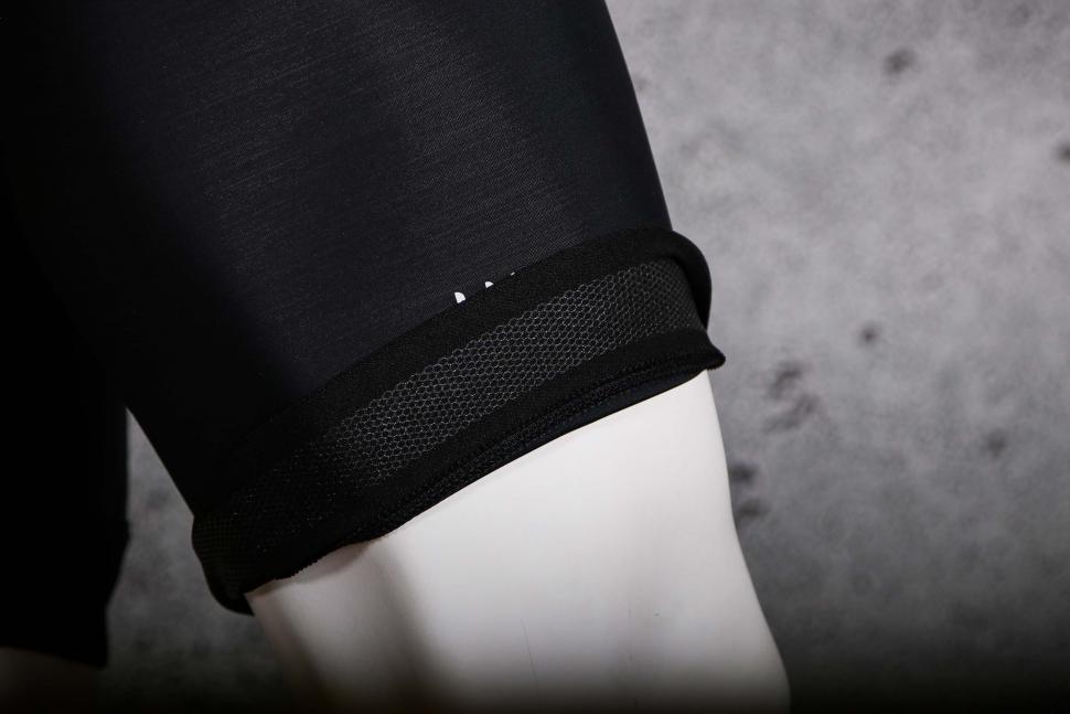 2022 Lusso Primary Bib Shorts - cuff gripper.jpg