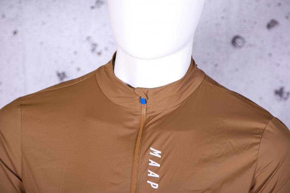 2022 MAAP Draft Team Jacket - collar.jpg