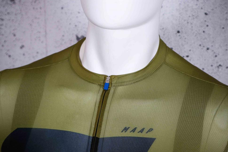 2022 MAAP Evolve Pro Air Jersey - collar.jpg