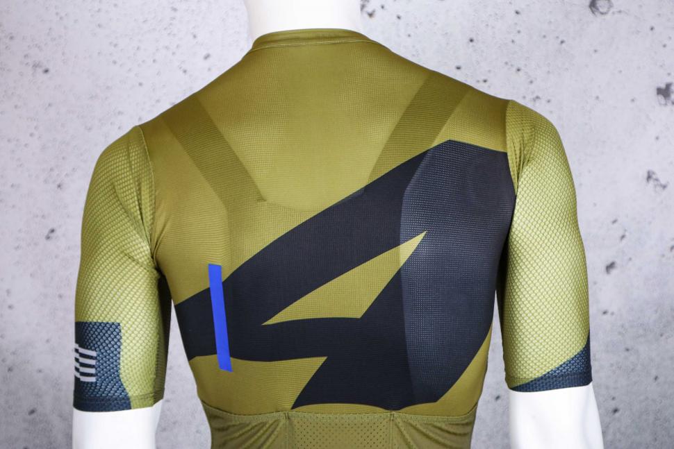 2022 MAAP Evolve Pro Air Jersey - shoulders.jpg