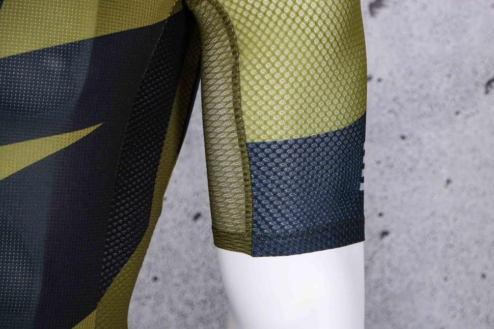 2022 MAAP Evolve Pro Air Jersey - sleeve 2.jpg
