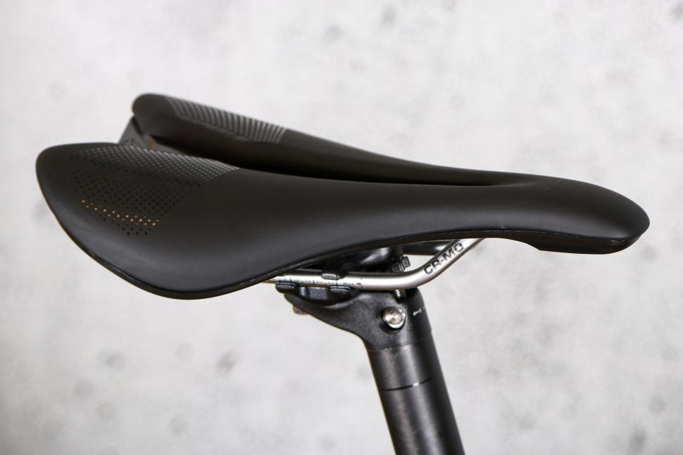 2022 Merida Scultura Limited - saddle 1.jpg