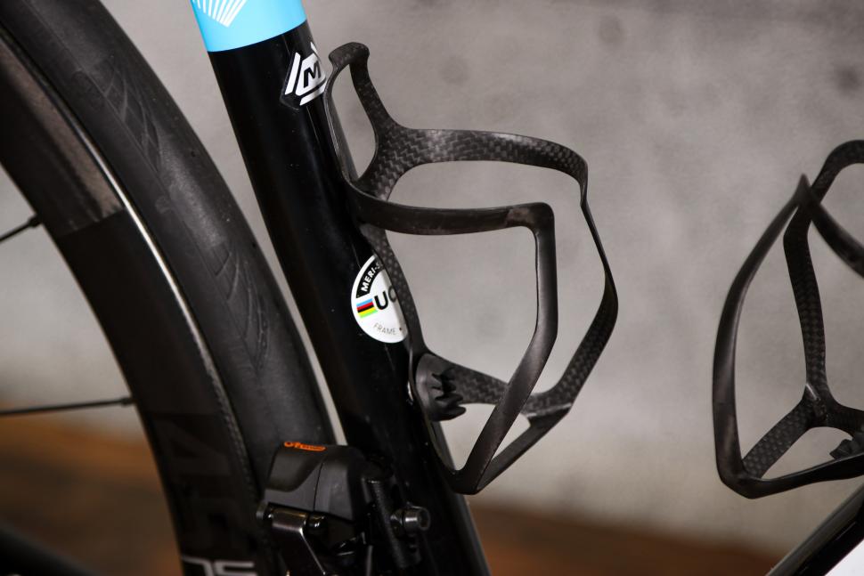 2022 Merida Scultura Team - bottle cages.jpg