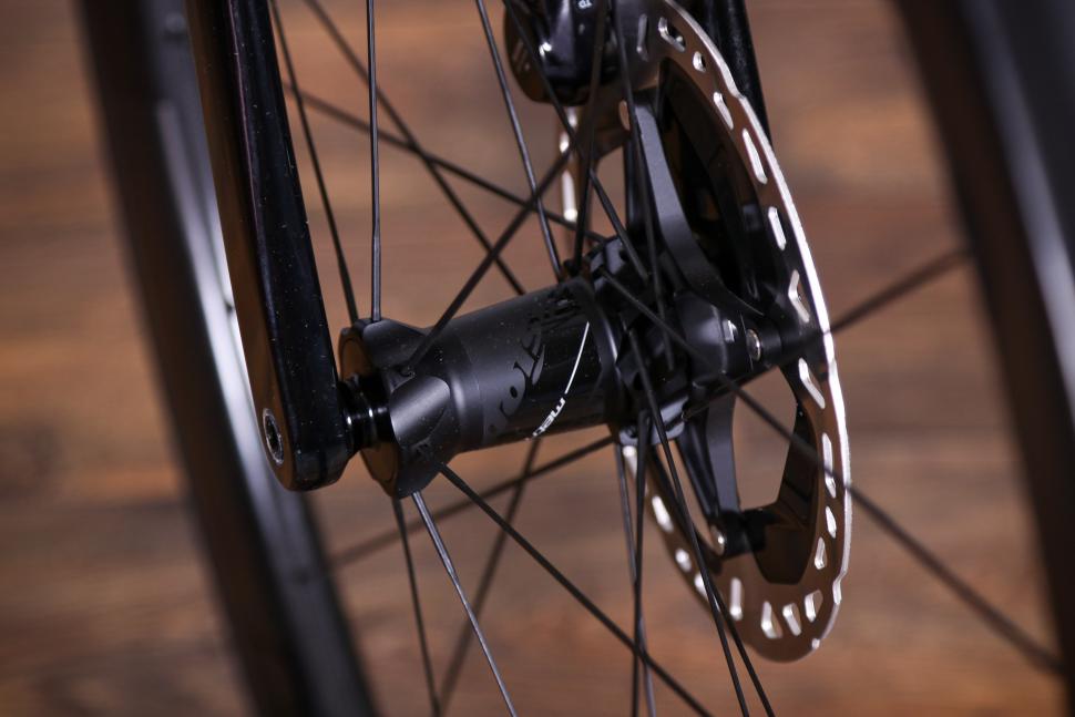 2022 Merida Scultura Team - front hub.jpg
