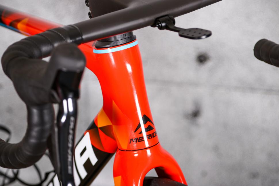 2022 Merida Scultura Team - head tube badge.jpg